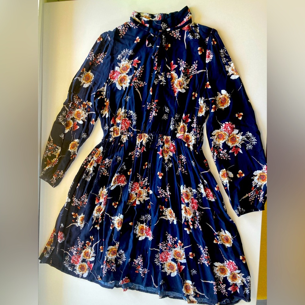 Short navy blue floral long sleeve dress